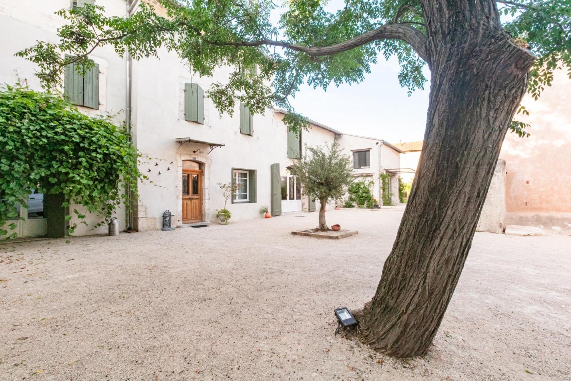 Gabrielle Jeanne Bed & Breakfast Maillane Bagian luar foto